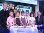 Prominente öffnen Kunstadventskalender: 100.000 Euro für die SOS Kinderdörfer!