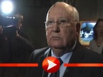Michail Gorbatschow besucht seine Wachsfigur in Berlin