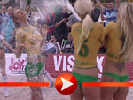 Die Nackt-Fußball-Meisterinnen feiern mit einer Sekt-Dusche