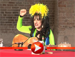 Nina Hagen posiert wild in der Kirche