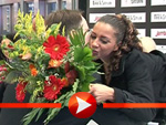 Nadja Benaissa bekommt Blumen