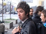 Oasis in Berlin:  Die Gallagher-Brüder mit Sack und Pack am Hotel!