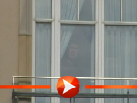 Harrison Fordam Fenster seines Zimmers im Adlon