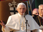 Papst Benedikt XVI. in Berlin gelandet: Stürmische Begrüßung