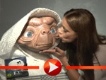 Radost Bokel kuschelt mit E.T.