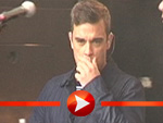 Robbie Williams betritt umjubelt die Bühne