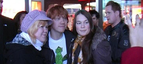 Rupert Grint posiert am Fulghafen Tegel mit seinen Fans