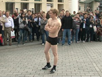 Matthias Schweighöfer nackt am Brandenburger Tor: Arschimplantate!?