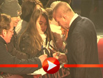 Guy Ritchie verteilt fleißig Autogramme