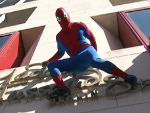 Spider-Man klettert unter den Linden: Der Nachwuchs ist begeistert