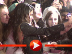 Selena Gomez schreibt Autogramme in Berlin