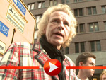 Thomas Gottschalk hält eine Leiter für einen Rollator