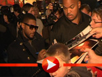 Usher schreibt fleißig Autogramme