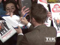 Aaron Paul schreibt fleißig Autogramme