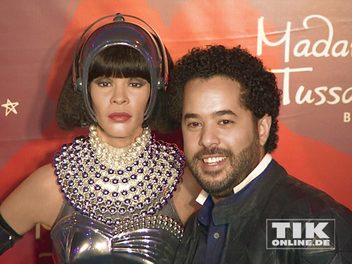 Adel Tawil posiert mit der Wachsfigur von Whitney Houston im Madame Tussauds Berlin