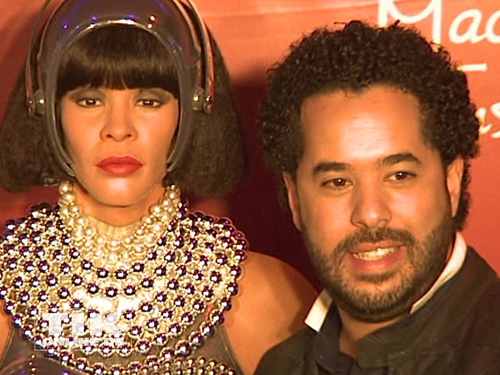Adel Tawil posiert mit der Wachsfigur von Whitney Houston im Madame Tussauds Berlin