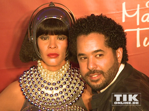 Adel Tawil geht auf Tuchfühlung mit der Wachsfigur von Whitney Houston im Madame Tussauds Berlin