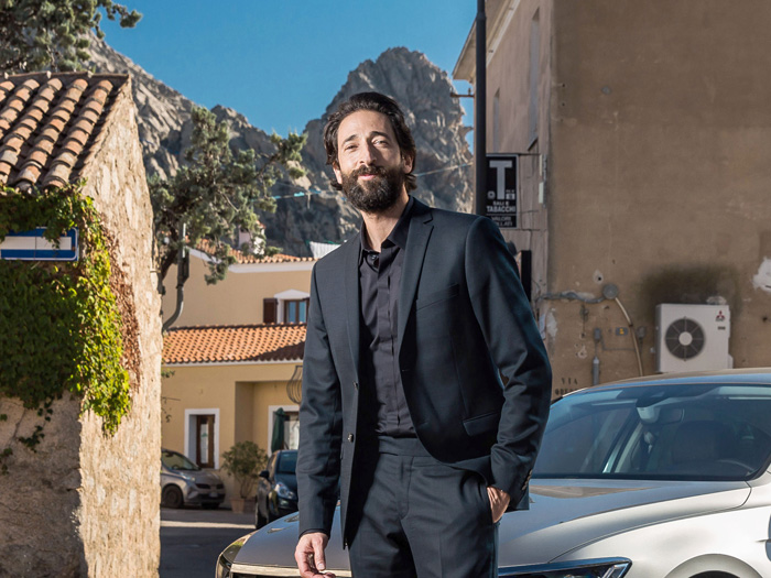 Adrien Brody posiert in Sardinien
