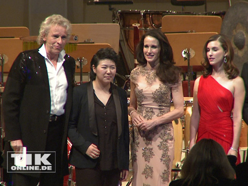 Thomas Gottschalk, Preisträgerin Ni Fan, Andie MacDowell und ihre Tochter Rainey Qualley beim Prix Montblanc 2013