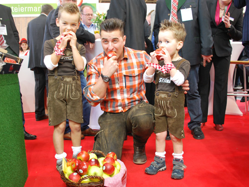 Andreas Gabalier und zwei kleine Lederhosen-Träger lassen sich Äpfel schmecken