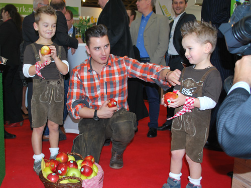 Andreas Gabalier im Gespräch mit zwei jungen Apfel-Fans