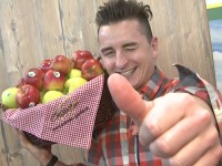 Andreas Gabalier als Apfel-Fan