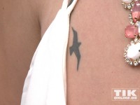 Angelina Heger wäre ihr Brust-Tattoo gern los