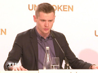 Jack O'Connell steht bei der Pressekonferenz zu "Unbroken" in Berlin Rede und Antwort