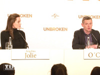 Jack O'Connell und Angelina Jolie stehen bei der Pressekonferenz zu "Unbroken" in Berlin Rede und Antwort