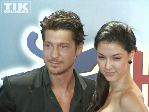 Ein schönes Paar: Sebastian Deyle und Rebecca Mir posieren ...