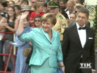 Gut gelaunt winkt Kanzlerin Angela Merkel den wartenden Fans bei den Bayreuther Festspielen 2015 zu