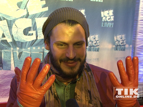 Manuel Cortez hat schöne Handschuhe bei der "Ice Age Live"-Premiere in Berlin