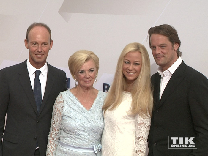 Jenny Elvers posierte mit ihrem Freund Steffen von der Beeck, Liz Mohn und dem Bertelsmann-Vorstandsvorsitzenden Thomas Rabe bei der Bertelsmann Party 2015