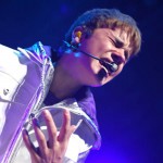 Justin Bieber singt mit schmerzverzerrten Gesicht auf einem Konzert