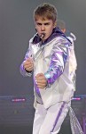 Justin Bieber ist auch ein begnadeter Tänzer und bekannt für seine coolen Outfits; wie hier mit silberner Jeansjacke