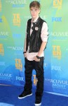Justin Bieber bei den "Teen Choice Awards" 2011 mit rockiger Lederweste und Fliege