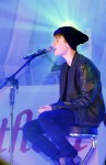 Justin Bieber bei einem Auftritt mit cooler Mütze und Collegejacke