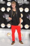 Justin Bieber bei den VMA's mit roter Jeans und stylischer Brille