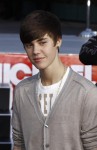 Justin Bieber posiert brav mit seiner alten Frisur
