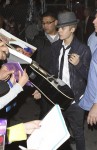 Justin Bieber signiert eine Gitarre für einen Fan