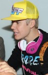 Justin Bieber mit pinken "Beats"-Kopfhörern und gelber Cap