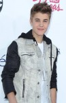 Justin Bieber ganz brav auf dem roten Teppich