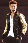Justin Bieber auf der Bühne mit cooler goldener Lederjacke