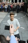 Justin Bieber lässt sich von seinen Fans fotografieren