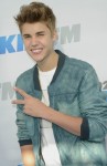 Justin Bieber zieht die Fans mit einem süßen Lächeln in seinen Bann
