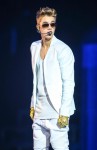 Justin Bieber bei einem Auftritt ganz lässig im weißen Anzug und mit Sonnenbrille