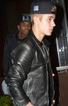 Justin Bieber zeigt sich gern cool mit Cap und Lederjacke