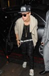 Justin Bieber wie gewohnt mit cooler Cap und dunkler Sonnenbrille