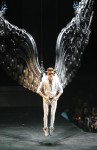 Justin Bieber mit Flügeln bei einem Konzert auf seiner Tour