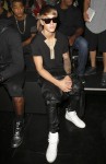 Justin Bieber zeigt sich bei einem Event mit Sonnenbrille und seiner alten Frisur